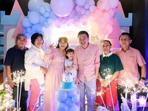 Pasangan suami istri ini menghadirkan band pop punk di acara ulang tahun anaknya Pasangan suami istri ini menghadirkan band pop punk di acara ulang tahun anaknya. Postingan tersebut langsung viral di media sosial.