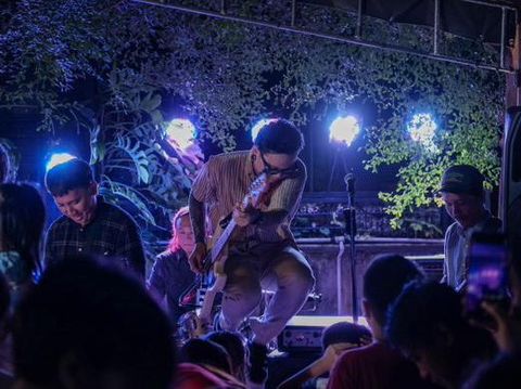 Pasangan suami istri ini menghadirkan band pop punk di acara ulang tahun anaknya Pasangan suami istri ini menghadirkan band pop punk di acara ulang tahun anaknya. Postingan tersebut langsung viral di media sosial.