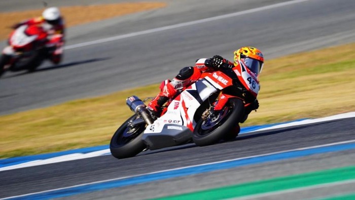 Pebalap Indonesia Herjun Atna Firdaus bersama CBR250RR sukses menjuarai kompetisi Asia Road Racing Championship (ARRC) 2024 kelas AP250