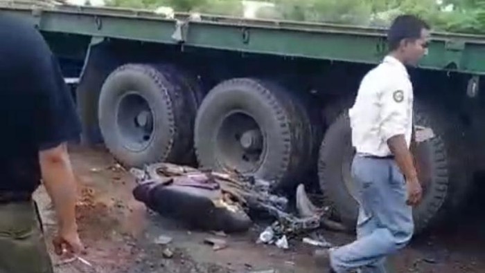 Pelajar tewas ditabrak truk yang hindari minibus di Pasuruan.