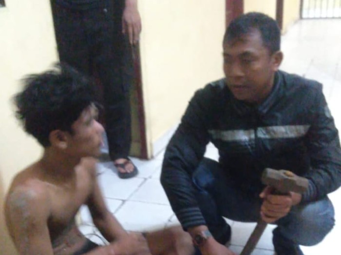 Pelaku pencurian penambat rel saat diamankan bersama barang bukti