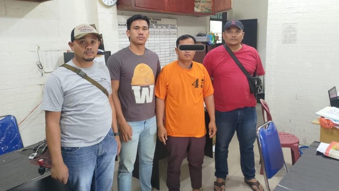 Pelaku ST saat diamankan di kantor polisi.