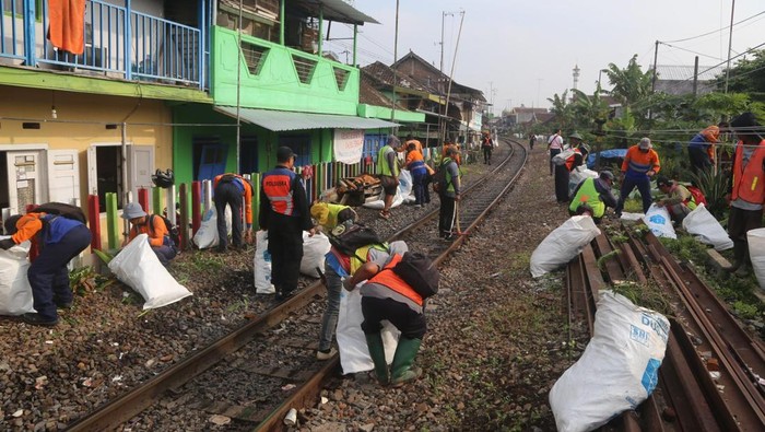 Pembersihan jalur rel di Malang jelang Nataru
