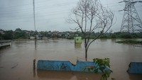 Kali Pesanggrahan itu membelah dua Kecamatan yaitu Sawangan dan Cipayung Depok yang sebelumnya terdapat jembatan penghubung dan kini terendam.