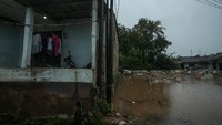 Musim hujan yang mulai tiba membuat kondisi kampung ini seakan terus tenggelam.
