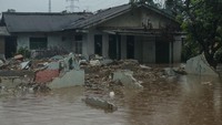 Banjir yang sudah berlangsung sejak setahun lalu hingga kini tak kunjung teratasi, bahkan beberapa rumah yang berada di bantaran kali tak lagi ditempati.
