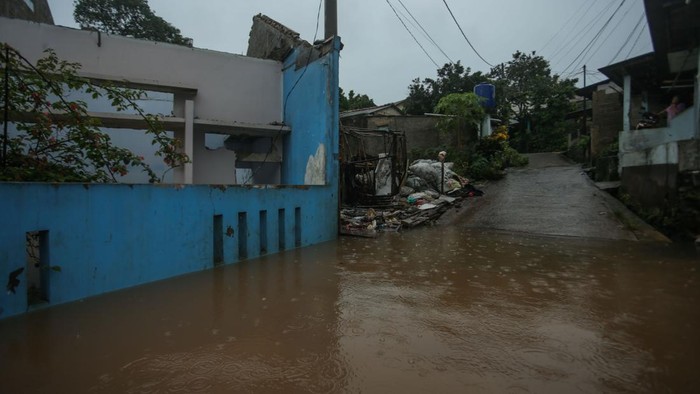 Penampakan Sebuah rumah terendam banjir di Sawangan, Depok, Senin (9/12/2024).