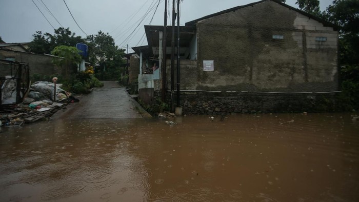Sebuah rumah terendam banjir di Sawangan, Depok, Senin (9/12/2024).