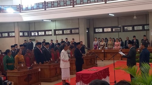 Penetapan Ketut Trina Utama sebagai anggota baru DPRD Buleleng melalui mekanisme PAW masa jabatan 2024-2029, Senin (9/12/2024). (Made Wijaya Kusuma/detikBali)