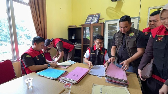 Penggeledahan rumah dan kantor Kepala Desa Petanang Muara Enim atas dugaan korupsi dana desa.