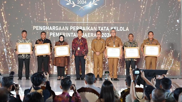 Penghargaan yang diterima Pemkab Giayar pada Puncak Perayaan Hari Antikorupsi Sedunia (Hakordia) 2024  di Gedung Juang KPK RI, Senin (9/12/2024). (istimewa)