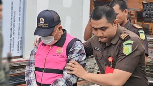 Perbekel Dawan Kaler, I Kadek Sudarmawa, digiring petugas untuk dibawa ke Rutan Klungkung, Senin (9/12/2024) sore. (Putu Krista/detikBali)