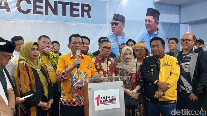 Calon Gubernur Kepri Ansar Ahmad dan Calon Wakil Gubernur Kepri Nyanyang Haris Pratamura saat menyampaikan klaim Kemenangan dalam perhitungan cepat.
