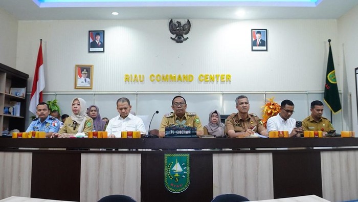 Pj Gubernur Riau Rahman Hadi menghadiri rakopembahasan langkah kongkret pengendalian inflasi di daerah secara virtual bersama Kemendagri dan Presiden Prabowo Subianto. (dok. Istimewa)