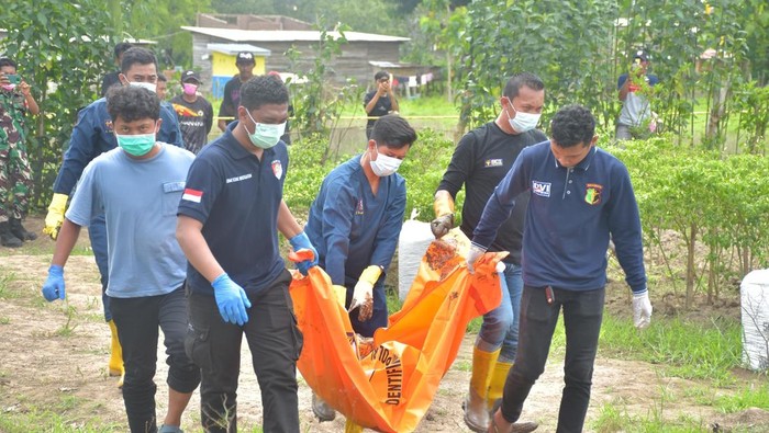 Polisi evakuasi mayat korban pembunuhan di Bulukumba. Dokumen Istimewa
