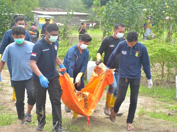 Polisi evakuasi mayat korban pembunuhan di Bulukumba. Dokumen Istimewa