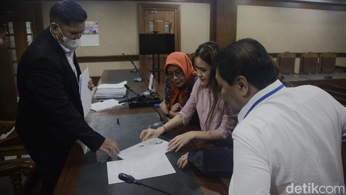 Mantan terpidana kasus pembunuhan berencana terhadap Wayan Mirna Salihin, Jessica Kumala Wongso mengikuti sidang peninjauan kembali (PK) di Pengadilan Negeri Jakarta Pusat, Jakarta, Senin (9/12/2024).