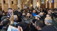 Saat ini, ia adalah pemberontak Suriah yang paling dikenal, yang secara bertahap menjadi pusat perhatian sejak memutuskan hubungan dengan al Qaeda pada 2016. Ia mengubah citra kelompoknya dan memimpin pemberontak yang menggulingkan Assad setelah 13 tahun perang saudara. (REUTERS/Mahmoud Hassano) 