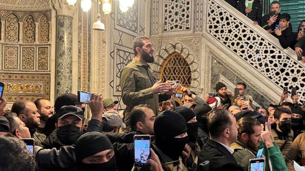 Top rebel commander Abu Mohammed al-Golani greets a man at Ummayad Mosque in Damascus, after Syrian rebels announced that they have ousted President Bashar al-Assad, Syria December 8, 2024. REUTERS/Mahmoud Hassano