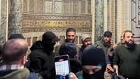 Mengenakan seragam militer, ia juga mengunjungi Masjid Umayyah abad ke-8 di Kota Tua Damaskus, ditemani para pendukung yang merekam momen tersebut dengan meneriakkan Allahu Akbar. (REUTERS/Mahmoud Hassano) 