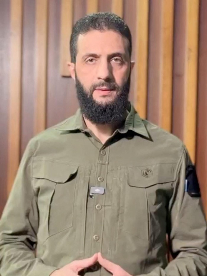 Potret Mantan Komandan Al-Qaeda yang Pimpin Penggulingan Presiden Suriah Syrian rebel leader Abu Mohammed al-Golani speaks in a video statement, in this still image taken from a video released on December 8, 2024. Media Branch of Syrian Rebel Operations Room/via REUTERS THIS IMAGE HAS BEEN SUPPLIED BY A THIRD PARTY. MANDATORY CREDIT. NO RESALES. NO ARCHIVES.