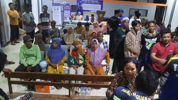 Sejumlah penumpang Kapal Layar Motor Lorena Sari yang selamat setibanya di Pelabuhan Jangkar, Situbondo, Jawa Timur, Minggu (8/12/2024). Kapal Layar Motor Lorena Sari yang membawa 73 penumpoang dari Pulau Sapudi, Sumenep tujuan Pelabuhan Kalbut, Situbondo tenggelam di antara perairan Madura-Situbondo dan korban meninggal dua orang serta satu orang masih dalam pencarian. ANTARA FOTO/Seno/tom.