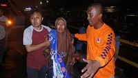 Sejumlah penumpang Kapal Layar Motor Lorena Sari yang selamat setibanya di Pelabuhan Jangkar, Situbondo, Jawa Timur, Minggu (8/12/2024).  