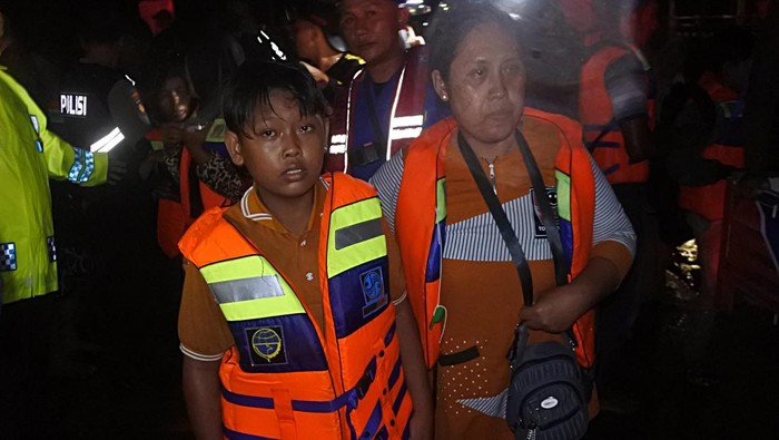 Sejumlah penumpang Kapal Layar Motor Lorena Sari yang selamat setibanya di Pelabuhan Jangkar, Situbondo, Jawa Timur, Minggu (8/12/2024). Kapal Layar Motor Lorena Sari yang membawa 73 penumpoang dari Pulau Sapudi, Sumenep tujuan Pelabuhan Kalbut, Situbondo tenggelam di antara perairan Madura-Situbondo dan korban meninggal dua orang serta satu orang masih dalam pencarian. ANTARA FOTO/Seno/tom.