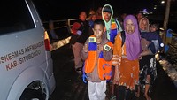 Beruntung, penumpang kapal dievakuasi KM Berlian Selatan yang kebetulan melintas di lokasi tenggelamnya kapal tersebut. 