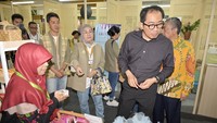 Wakil Menteri Perindustrian Faisol Riza bersama Dirjen Industri Kecil dan Menengah Kementerian Perindustrian Reni Yanita, saat mengunjungi stan produk Cokelat Lombok Ankrella di area pameran produk IKM Harvesting Gerakan Nasional Bangga Buatan Indonesia Ite Begawe Fest 2024 di Mataram, NTB. (Antara Foto/Ahmad Subaidi)