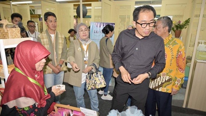 Wakil Menteri Perindustrian Faisol Riza bersama Dirjen Industri Kecil dan Menengah Kementerian Perindustrian Reni Yanita, saat mengunjungi stan produk Cokelat Lombok Ankrella di area pameran produk IKM Harvesting Gerakan Nasional Bangga Buatan Indonesia Ite Begawe Fest 2024 di Mataram, NTB. ANTARA FOTO/Ahmad Subaidi