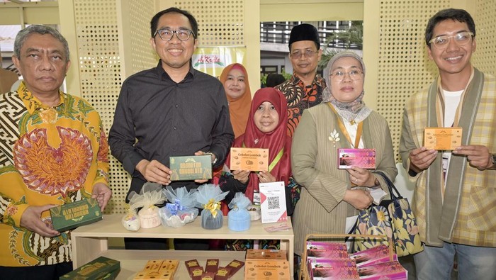Wakil Menteri Perindustrian Faisol Riza bersama Dirjen Industri Kecil dan Menengah Kementerian Perindustrian Reni Yanita, saat mengunjungi stan produk Cokelat Lombok Ankrella di area pameran produk IKM Harvesting Gerakan Nasional Bangga Buatan Indonesia Ite Begawe Fest 2024 di Mataram, NTB. ANTARA FOTO/Ahmad Subaidi