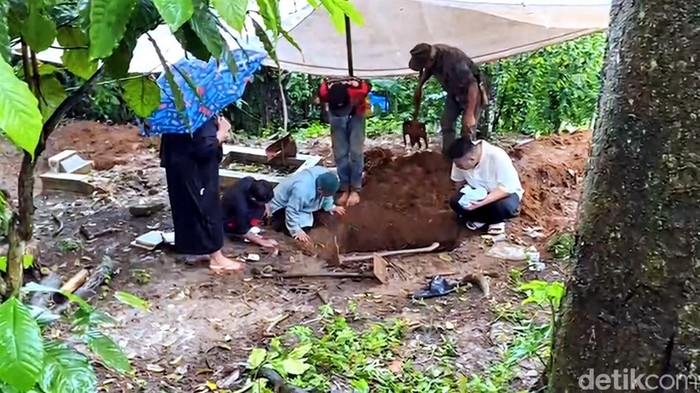 Proses pemindahan makam di Sukabumi