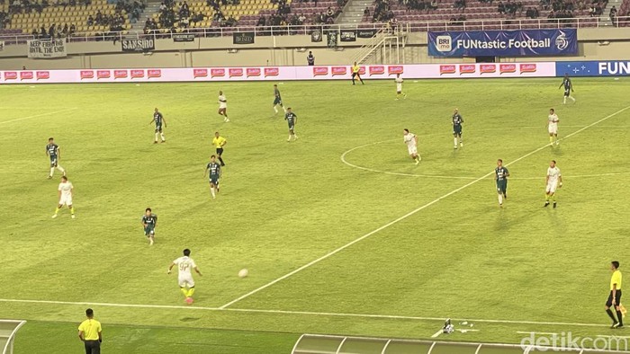 Laga PSS Sleman vs Persib Bandung di Stadion Manahan, Solo, Senin (9/12/2024).