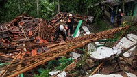 Berdasarkan data BPBD Sukabumi, sekitar 30 unit rumah dan satu masjid rusak akibat bencana pergerakan tanah di Desa Sukamaju, Kecamatan Cikembar. Sebanyak 42 kepala keluarga atau sekitar 120 jiwa mengungsi karena rumahnya rusak.
