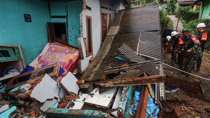 Puluhan Rumah Rusak Akibat Pergeseran Tanah di Cikembar Sukabumi Petugas SAR Brimob merapikan material dampak pergeseran tanah di Kampung Cihonje, Desa Sukamaju, Kecamatan Cikembar, Sukabumi, Jawa Barat, Senin (9/12/2024). Berdasarkan data Badan Penanggulangan Bencana Daerah (BPBD) Sukabumi.Sekitar 30 unit rumah dan satu masjid yang rusak akibat bencana pergerakan tanah di Desa Sukamaju, Kecamatan Cikembar dan sebanyak 42 kepala keluarga atau sekitar 120 jiwa warga mengungsi meninggalkan rumahnya. ANTARA FOTO/Yulius Satria Wijaya/foc.