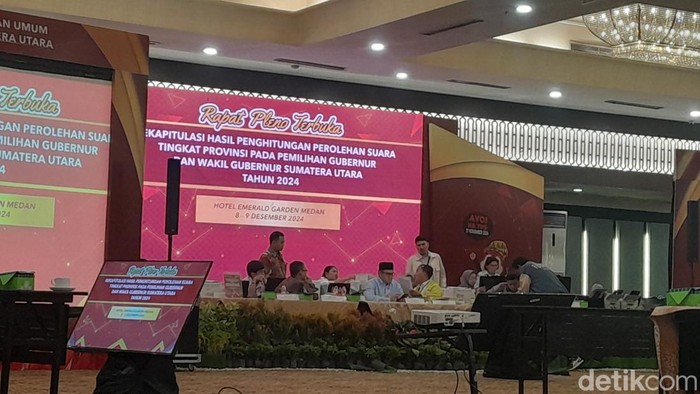 Rapat pleno terbuka rekapitulasi Pilgub Sumut 2024. (Nizar Aldi/detikSumut)