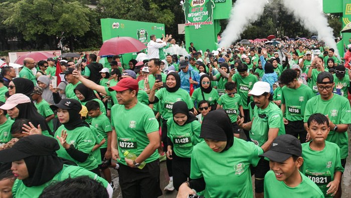 Ribuan Pelari Ramaikan Indonesia Race 2024 di Jakarta Sejumlah peserta berlari dalam Milo Activ Indonesia Race 2024 di Plaza Timur Gelora Bung Karno, Jakarta, Minggu (8/12/2024). Milo Activ Indonesia Race 2024 yang digelar di 12 kota tersebut melombakan tiga nomor 2,5 kilometer, 5 kilometer, dan 10 kilometer dengan diikuti sebanyak 32.000 peserta dari dalam dan luar negeri. ANTARA FOTO/Zaky Fahreziansyah