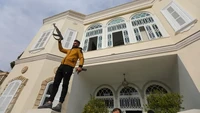 Dilansir NPR, rumah al-Assad berada di distrik Malkeh, Damascus. Isi rumah tersebut kemudian dijarah setelah pemberontak mengambil alih kekuasaan ibu kota Suriah yang membuat Presiden Bashar al-Assad melarikan diri ke Rusia bersama keluarganya. Foto: Bakr al Kassem—AFP via Fortune