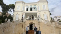 Rumah al-Assad sendiri tampak megah dengan cat berwarna putih gading dan memakai atap datar. Foto: Bakr al Kassem—AFP via Fortune