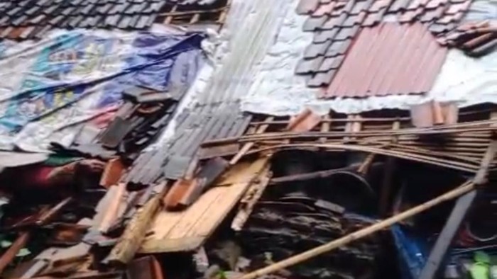Rumah warga Desa Kadu Dampit, Kecamatan Saketi, Kabupaten Pandeglang, ambruk terbawa longsor