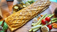 Untuk tahun baru, Signatures Restaurant juga menawarkan menu Salmon en croute yang lembut, dilapisi puff pastry renyah. Bisa dinikmati dengan mashed potato dan saus spesial. Foto: Detikcom / Atiqa Rana