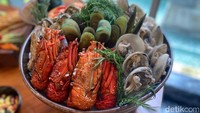 Tak hanya kalkun atau salmon, Signatures Restaurant juga menawarkan berbagai macam seafood segar yang disajikan dalam buket es seperti ini. Foto: Detikcom / Atiqa Rana