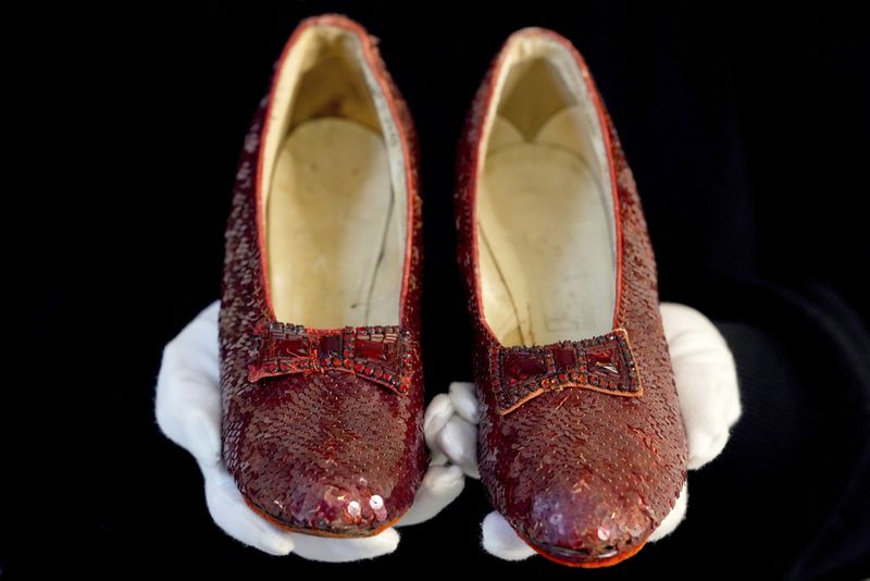 Sandal ruby asli yang dikenakan Judy Garland dalam film klasik The Wizard of Oz tahun 1939 dipajang di London sebelum ditawarkan untuk dilelang pada 7 Desember, di Heritage Auctions di AS, Rabu, 27 November 2024.