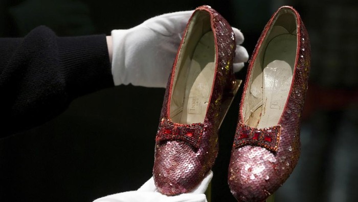 Sandal ruby asli yang dikenakan Judy Garland dalam film klasik The Wizard of Oz tahun 1939 dipajang di London sebelum ditawarkan untuk dilelang pada 7 Desember, di Heritage Auctions di AS, Rabu, 27 November 2024.