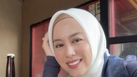 Aku dan mie bakso bagaikan … Terusin donkkk, tulis wanita 40 tahun ini di keterangan foto. Ia terkenal suka menambahkan banyak sambal ke racikan baksonya. Foto: Instagram shantydenny