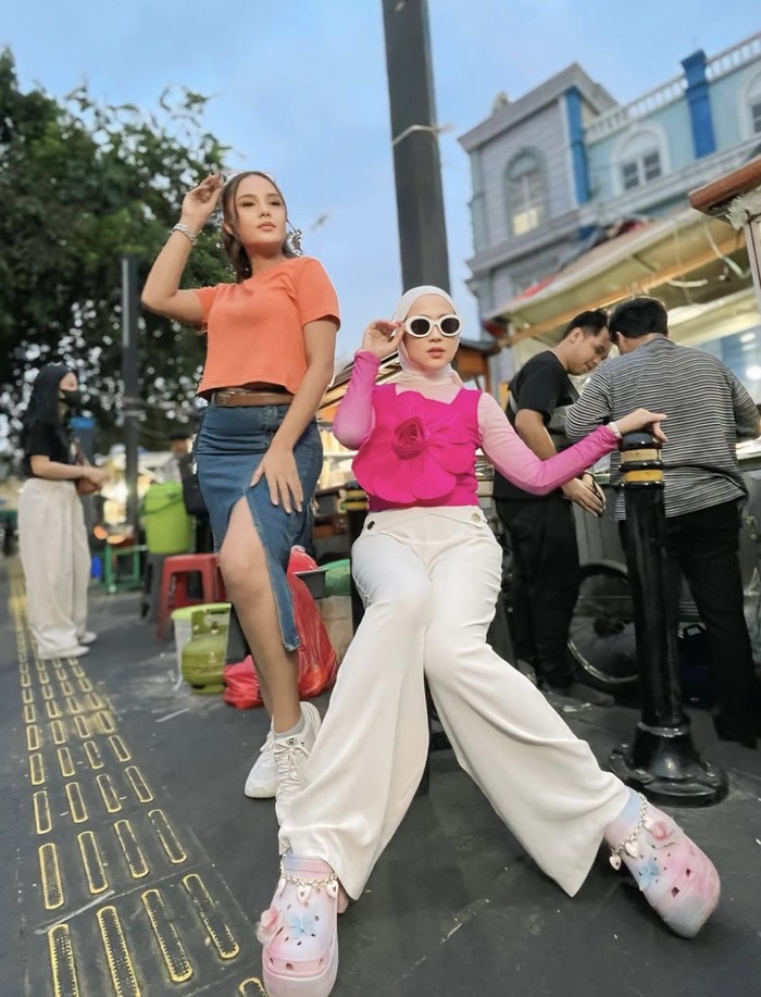 Shanty Denny Punya Gaya Seru Saat Cicip Makanan Shanty Denny Punya Gaya Seru Saat Cicip Makanan