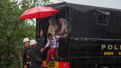 Siswa Terdampak Bencana Sukabumi Dijemput Truk Polisi ke Sekolah