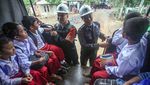 Siswa Terdampak Bencana Sukabumi Dijemput Truk Polisi ke Sekolah