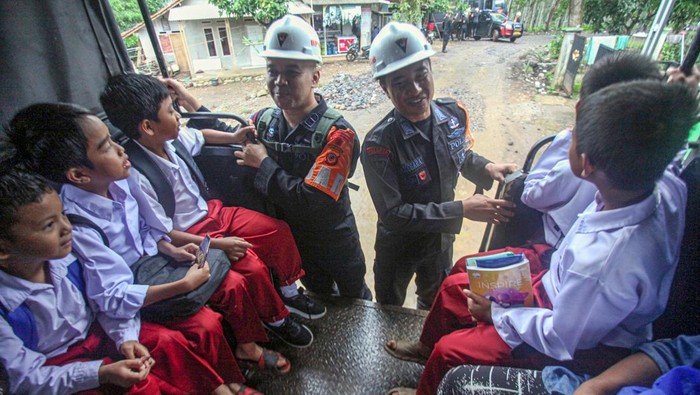 Siswa Terdampak Bencana Sukabumi Dijemput Truk Polisi Saat ke Sekolah Siswa SDB Tegalpanjang 1 yang terdampak bencana di Desa Sukamaju, Cikembar, Kabupaten Sukabumi, Jawa Barat, Senin (9/12/2024), dijemput truk milik SAR Polisi Brimob. SAR Brimob memberikan pelayanan antar jemput kepada anak sekolah warga yang terdampak pergeseran tanah.
ANTARA FOTO/Yulius Satria Wijaya